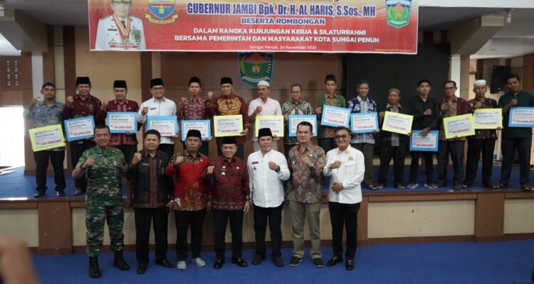 Gubernur Jambi Al Haris menyerahkan bantuan program Dumisake untuk Kota Sungaipenuh. Foto: Erik/Pariwarajambi