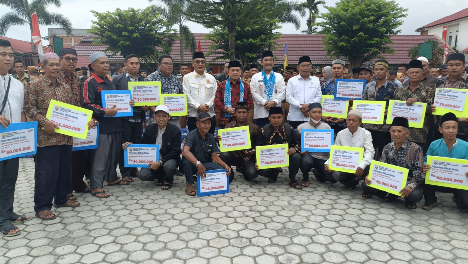 Gubernur Jambi Al Haris bersama penerima bantuan Dumisake Kabupaten Kerinci. Foto: Riky Serampas/Pariwarajambi