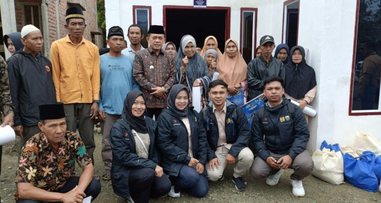 Gubernur Jambi Al Haris bersama warga Desa Pelak Naneh, Siulak, Kerinci penerimaan bedah rumah program Dumisake. Foto: Riky Serampas/Pariwarajambi
