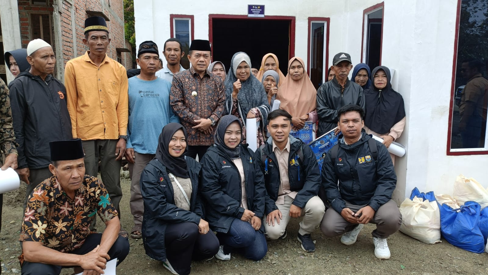 Gubernur Jambi Al Haris bersama warga Desa Pelak Naneh, Siulak, Kerinci penerimaan bedah rumah program Dumisake. Foto: Riky Serampas/Pariwarajambi