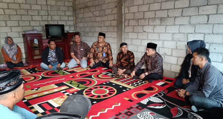 Gubernur Jambi Al Haris saat meninjau bedah rumah di Pelak Naneh, Kabupaten Kerinci. Foto: Riky Serampas/Pariwarajambi