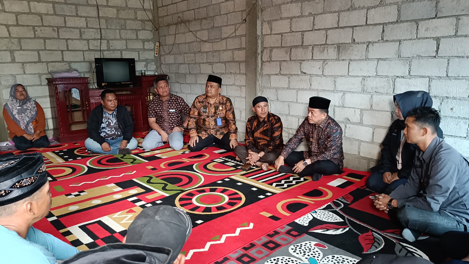 Gubernur Jambi Al Haris saat meninjau bedah rumah di Pelak Naneh, Kabupaten Kerinci. Foto: Riky Serampas/Pariwarajambi