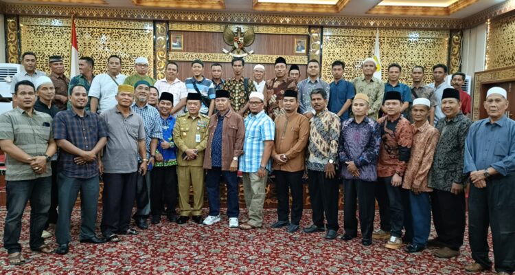Gubernur Jambi Al Haris bersama pengurus rumah ibadah dan lembaga pendidikan. Foto: Riky Serampas/Pariwarajambi