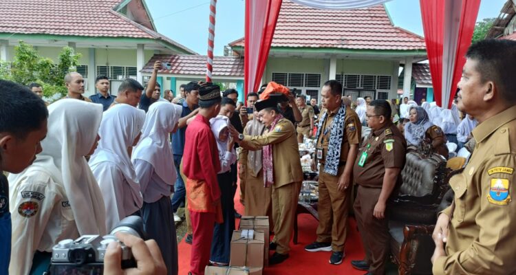 Gubernur Jambi Al Haris menyerahkan bantuan pendidikan program Dumisake di Tanjung Jabung Timur. Foto: Riky Serampas/Pariwarajambi