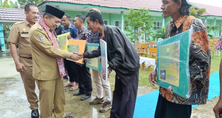 Gubernur Jambi Al Haris menyerahkan bantuan program Dumisake untuk Kabupaten Tanjabtim. Foto: Riky Serampas/Pariwarajambi