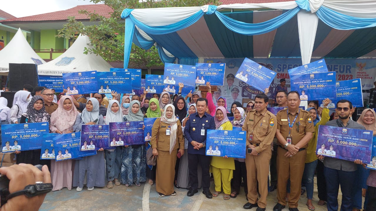 Gubernur Jambi Al Haris menyerahkan bantuan program Dumisake untuk Kabupaten Tanjung Jabung Barat. Foto: Riky Serampas/Pariwarajambi