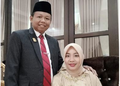Akmaludin beserta istri. Foto : bgakmal.com