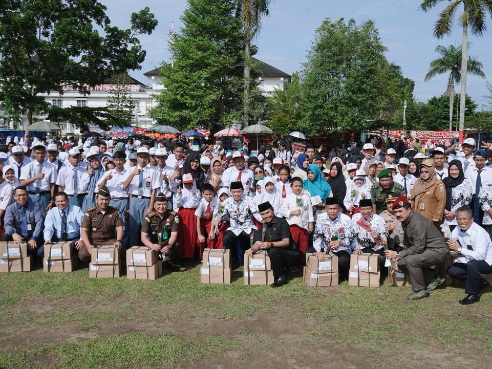 Di Hari PGRI, 1.400 Siswa Kota Jambi dan Muaro Jambi Terima Bantuan Pendidikan Dumisake. Foto dok Disdik Provinsi Jambi