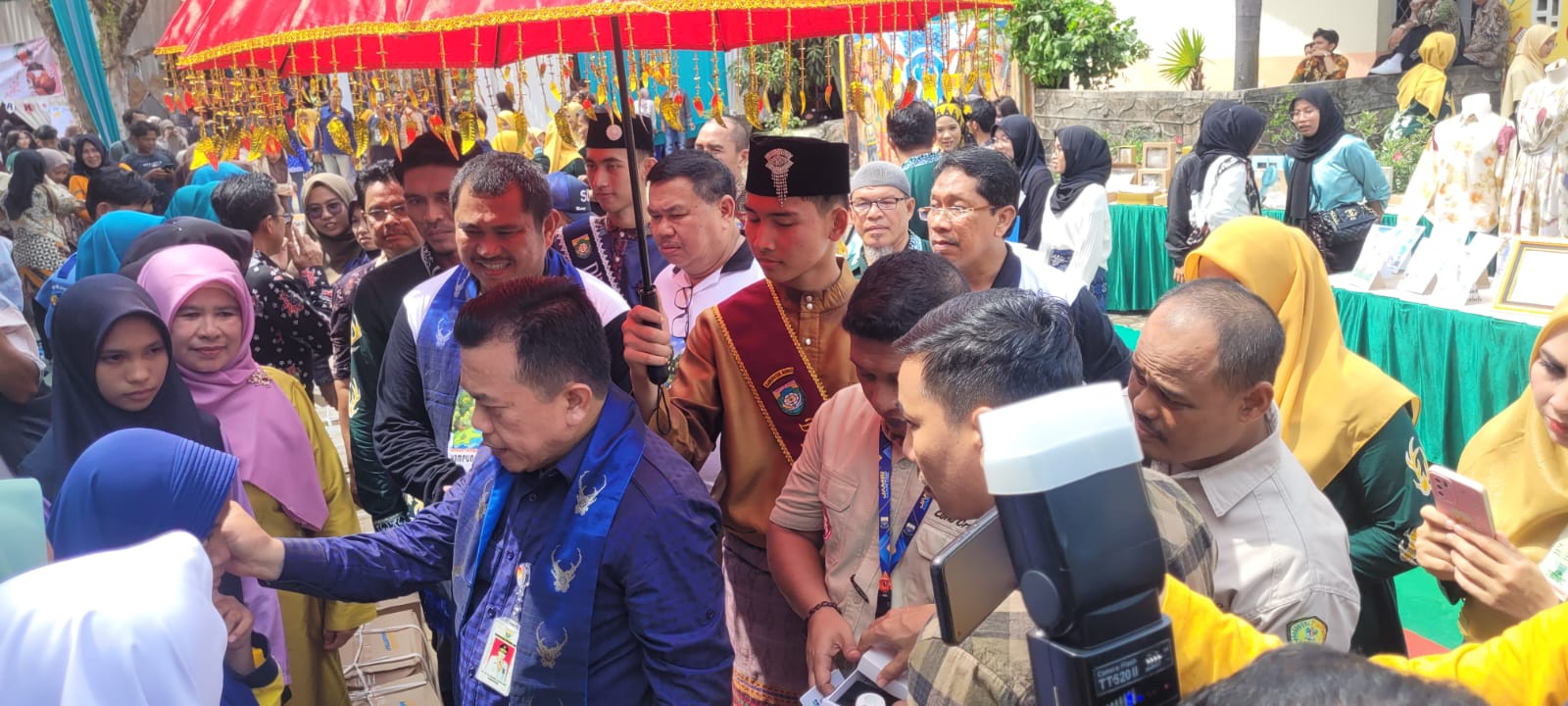Gubernur Jambi Al Haris menyerahkan bantuan pendidikan Dumisake di Kabupaten Bungo. Foto dok Disdik Provinsi Jambi