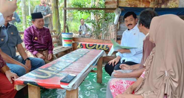 Bersama Gubernur Al Haris, Menteri ATR/BPN Hadi Tjahjanto Antar Sertifikat Gratis ke Rumah Warga di Sungai Gelam Muaro Jambi. Foto: Riky Serampas/Pariwarajambi