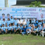 Kepala Biro Umum Muzakkir bersama skuad juara lomba tarik tambang HUT ke-67 Provinsi Jambi 2024. Foto: Riky Serampas/Pariwarajambi