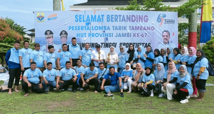 Kepala Biro Umum Muzakkir bersama skuad juara lomba tarik tambang HUT ke-67 Provinsi Jambi 2024. Foto: Riky Serampas/Pariwarajambi