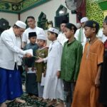 Gubernur Jambi Al Haris menyerahkan santunan kepada anak yatim di Kuala Tungkal, Tanjabbar. Foto: Riky Serampas/Pariwarajambi