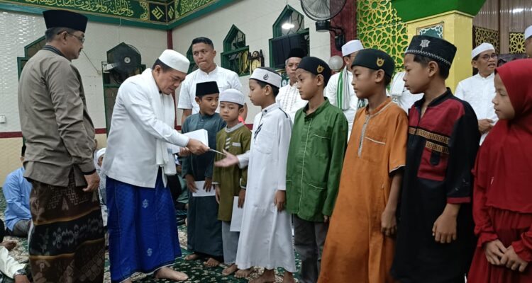 Gubernur Jambi Al Haris menyerahkan santunan kepada anak yatim di Kuala Tungkal, Tanjabbar. Foto: Riky Serampas/Pariwarajambi