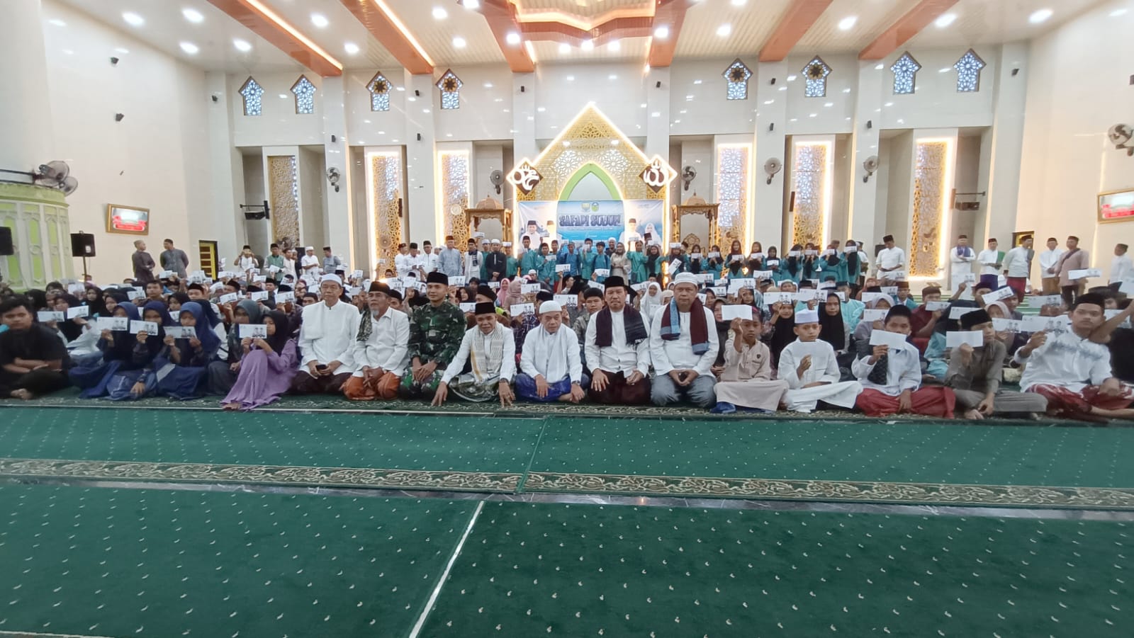 Gubernur Jambi Al Haris bersama siswa SMA dan SMK Kabupaten Tebo. Foto: Riky Serampas/Pariwarajambi