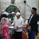 Gubernur Jambi Al Haris didampingi Sekda Sudirman memberikan santunan anak yatim jamaah Masjid Raudatul Jannah Pasir Panjang, Kota Jambi. Foto: Riky Serampas/Pariwarajambi