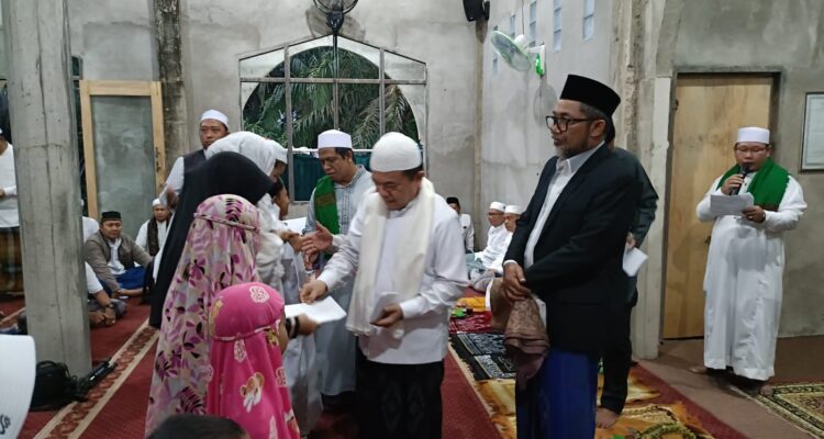 Gubernur Jambi Al Haris didampingi Sekda Sudirman memberikan santunan anak yatim jamaah Masjid Raudatul Jannah Pasir Panjang, Kota Jambi. Foto: Riky Serampas/Pariwarajambi
