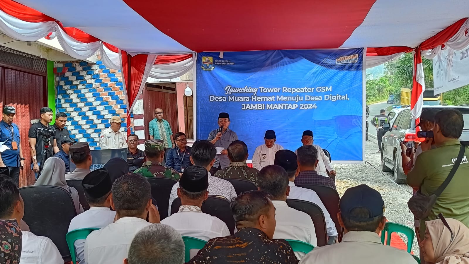 Al Haris Launching Tower Repeater GSM di Muara Hemat Kabupaten Kerinci. Foto: Riky Serampas/Pariwarajambi
